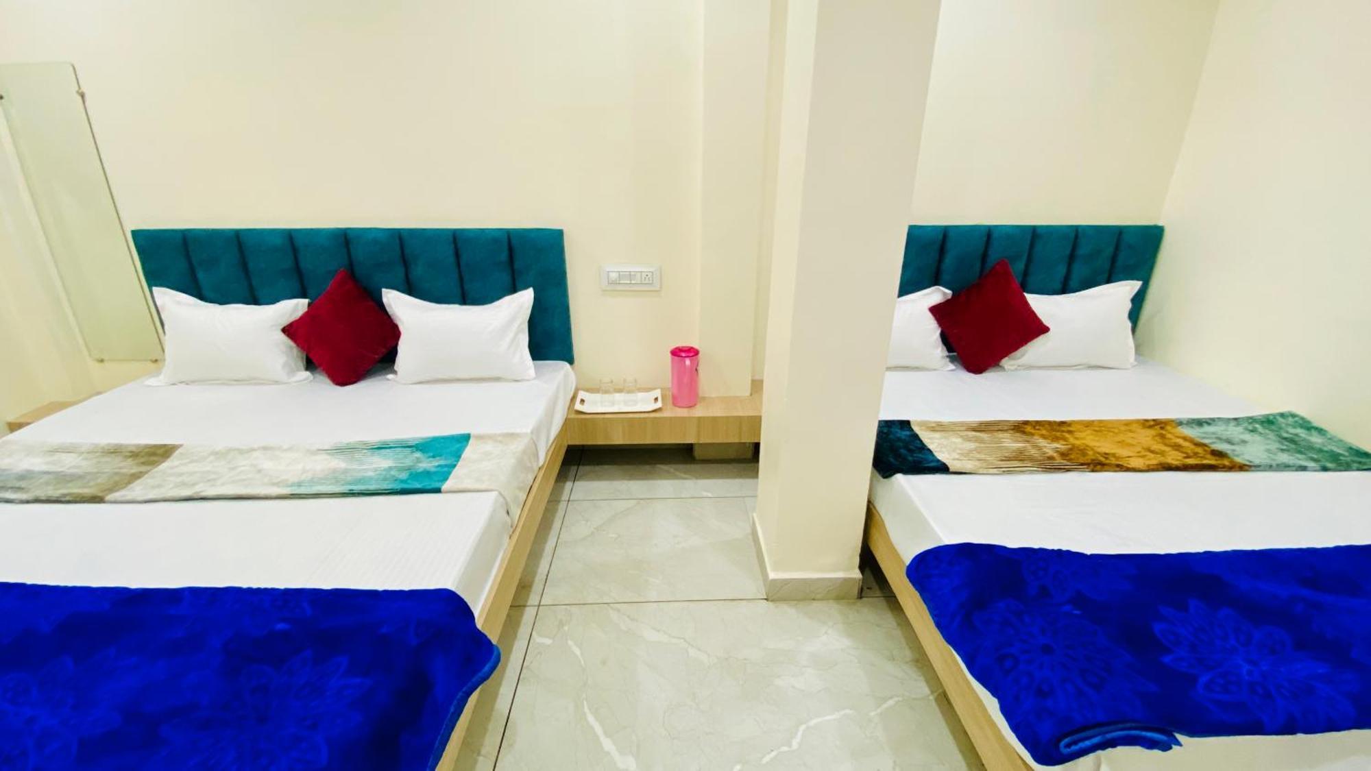 Hotel Raghavan In Front Of Railway Station Platform No 8 اوجاين المظهر الخارجي الصورة