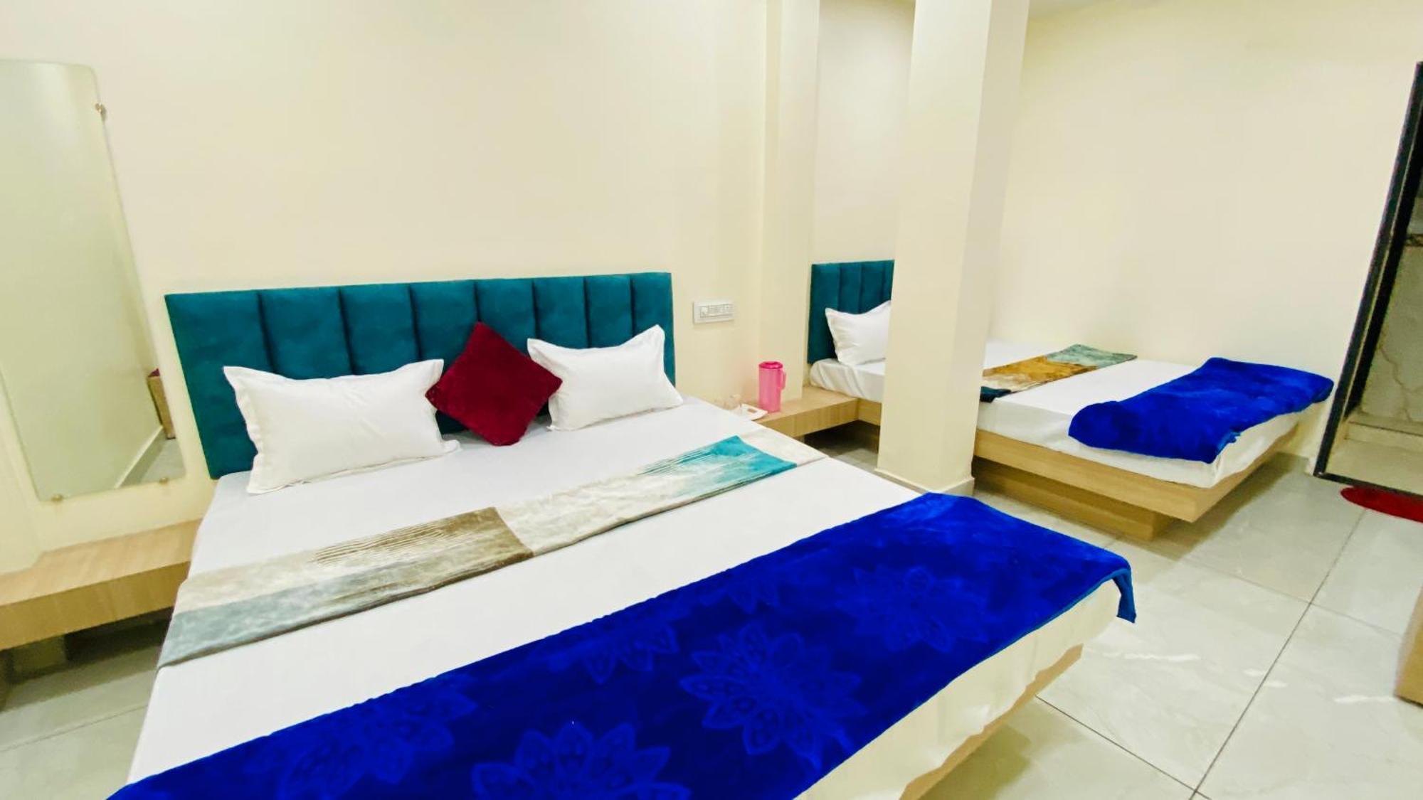 Hotel Raghavan In Front Of Railway Station Platform No 8 اوجاين المظهر الخارجي الصورة
