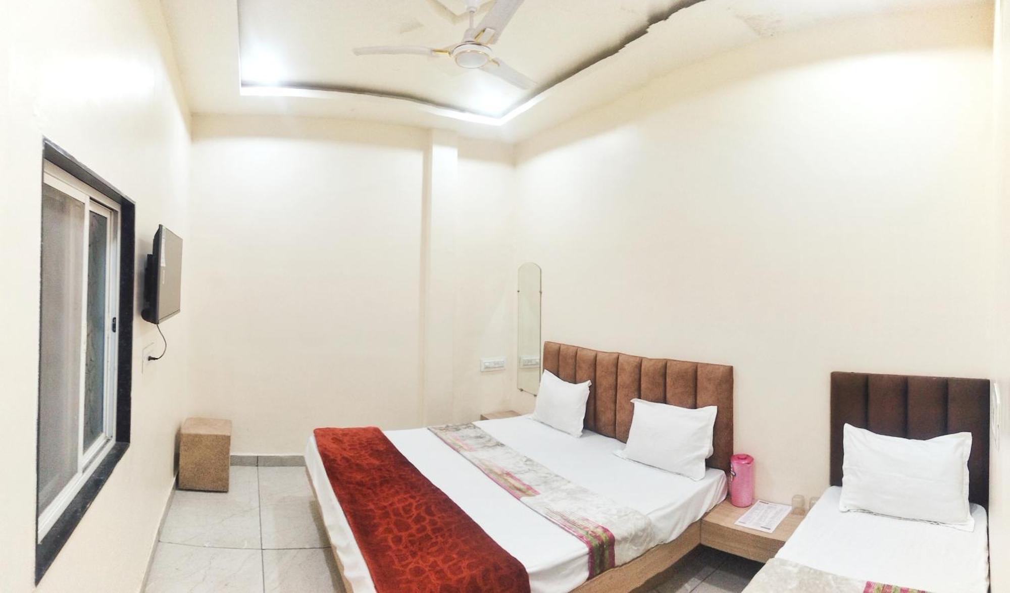 Hotel Raghavan In Front Of Railway Station Platform No 8 اوجاين المظهر الخارجي الصورة